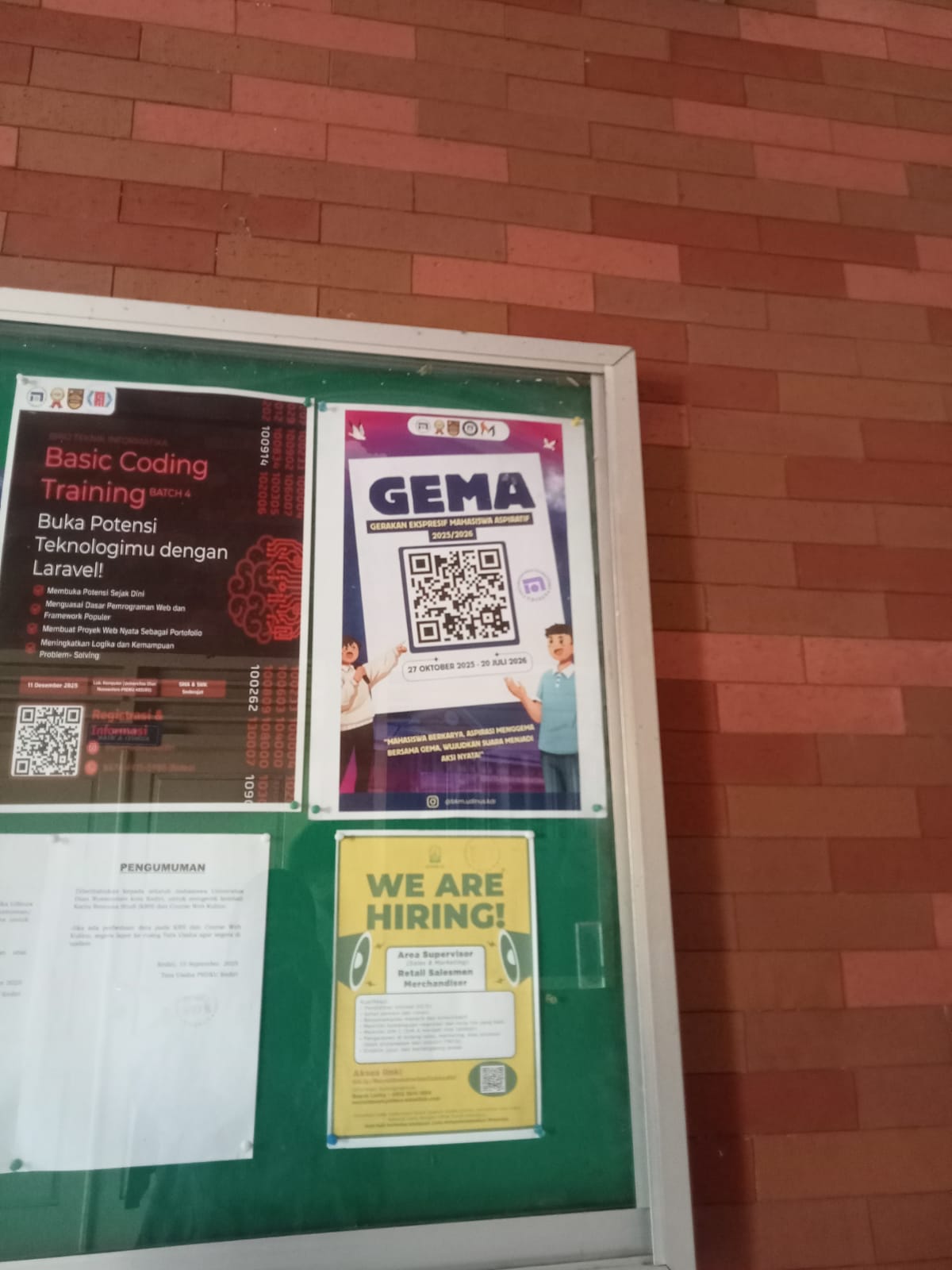 Pemasangan poster di mading